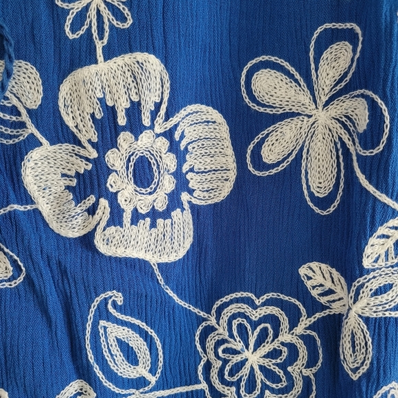 Liv Los Angeles Artsy Floral Embroidered Boho Flowy Blue Top S - Picture 7 of 8